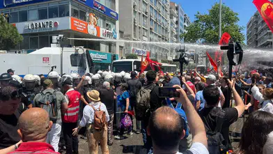 İzmir'deki Özel Mitingine Güvenlik Güçlerinden Müdahale!