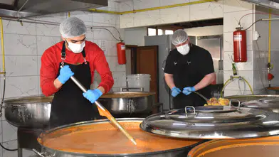 Menemen Belediyesi Aşevi’nden her gün 10 bin kişiye yemek