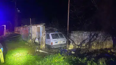 İzmir’de feci kaza! Kontrolden çıkan araç bahçe duvarını yıktı