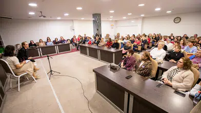 DÜNYA TİYATROLAR GÜNÜ’NDE, AFİFE JALE’NİN İLHAM VEREN MÜCADELESİ NARLIDERE’DE ANLATILDI