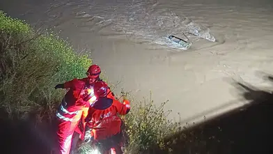 Menderes’te araç dereye uçtu, İzmir İtfaiyesi seferber oldu