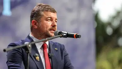 İzmir'de iki belediyeden zıt strateji: Biri ismini sildi, diğeri başkanlık koltuğunu koruyor