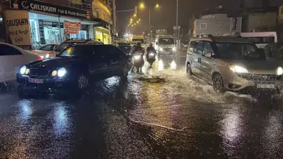 İzmir'de Sağanak Yağış Hayatı Felç Etti: Rögar Taştı, Yollar Göle Döndü