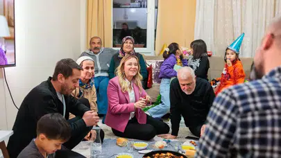 Konak’ta Yılbaşı Coşkusu: Başkan Mutlu Komşularıyla Yeni Yıla Girdi