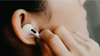 Kulaklıkla Müzik Dinlerken Dikkat! İşitme Kaybına Yol Açabilecek Tehlikeler