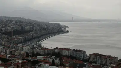 İzmir’de Çöl Tozları Gri Bir Sis Gibi Çöktü! Uzmanlar Uyarıyor: Astım Hastalarına Dikkat!