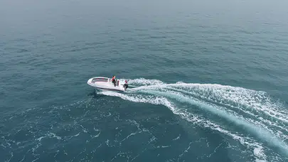 İzmir'de feci olay! Su alan teknede mahsur kaldılar