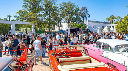 Klasik Otomobil Sergisi ziyaretçilerini zaman yolculuğuna çıkardı