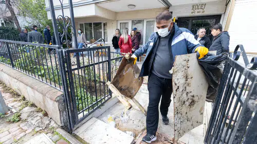 Karşıyaka Belediyesi’nden çöp eve müdahale: 3 ton atık çıkarıldı