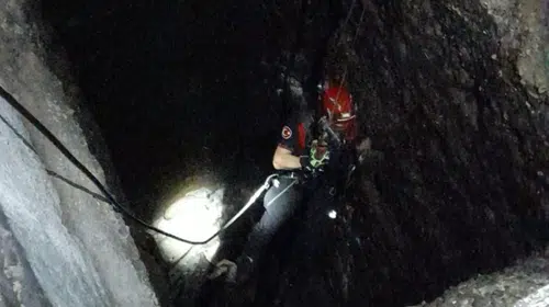 Kuyuya düşen kuzuya itfaiyeden nefes kesen kurtarma