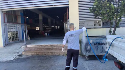Çiğli Belediyesi Bayramda da Temizlik Mesaisine Ara Vermedi
