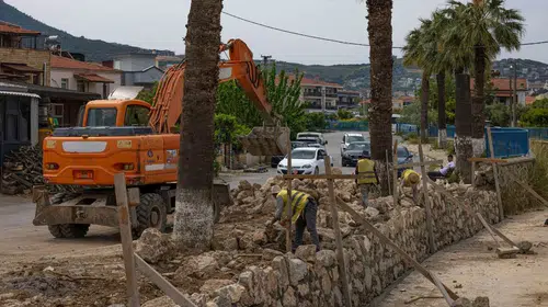 Yeni Foça’da tarihi dere yatağı güçlendiriliyor