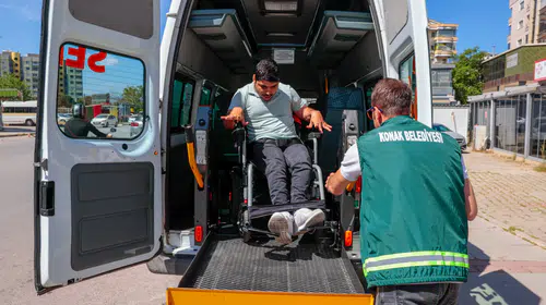 Konak’ın ‘Engelsiz Servis’i yüzleri güldürmeye devam ediyor