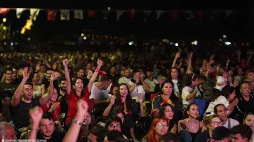 İzmir'de dünya kupası heyecanı dev ekranlarda yaşanacak