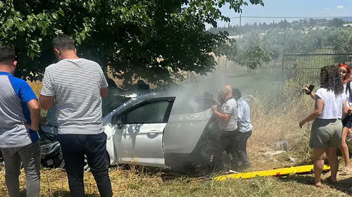 İzmir'de feci kaza! Ağaca çarpan araçta 4 kişi ağır yaralı