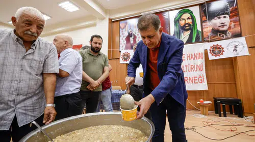 Başkan Tugay aşure lokmasını paylaştı