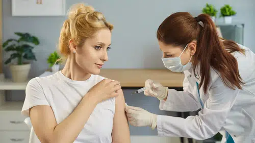 HPV aşısı kaç doz? HPV belirtileri nelerdir? Aşı ve düzenli tarama hayat kurtarıyor