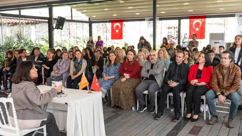 Latife Tekin Bornova’da gençlerle buluştu: