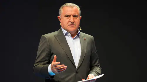 Galatasaray'da yeni dönem: Bakan Bak'tan Dursun Özbek'e kutlama mesajı