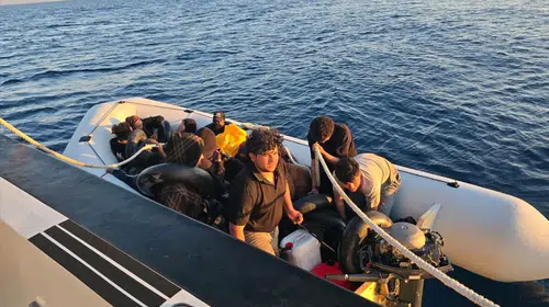 Seferihisar açıklarında umuda yolculuk yarıda kaldı: 20 kişi yakalandı