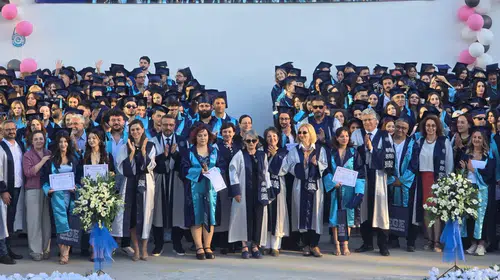 Ege Üniversitesi Edebiyat Fakültesi’nde kep atma heyecanı: Genç bilim insanları mezun oldu