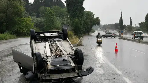 Söke-Kuşadası yolu üzerinde polis memurunun aracı takla attı