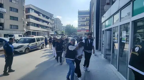 Kuşadası'nda kan donduran infaz: Silahla vurdukları genci yerde dakikalarca dövdüler
