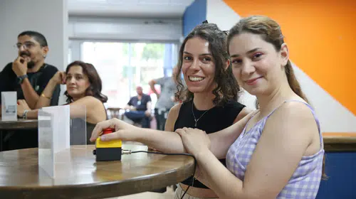 Bostanlı'da rekabet ve eğlence bir arada: Gençler bilgi yarışmasında ter döktü