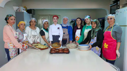 Bucalı Kadınlar Evka-1 Semt Evi’nde Dünya Mutfağıyla Buluşuyor:Hem Öğreniyor Hem Sosyalleşiyorlar