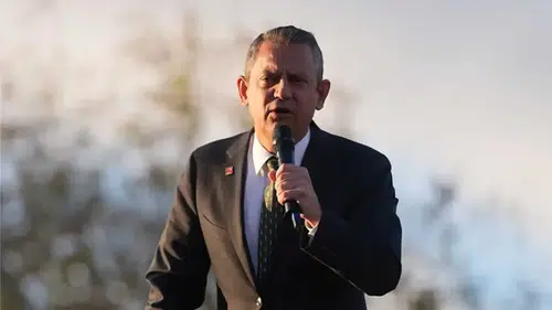 Özgür Özel, Ekrem İmamoğlu'nu ziyaret edip siyasi davalar hakkında konuştuğu Silivri'de önemli açıklamalar yaptı.