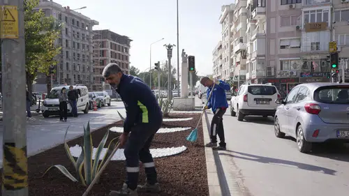 İzmir’in çehresi su tasarruflu bitkilerle güzelleşiyor
