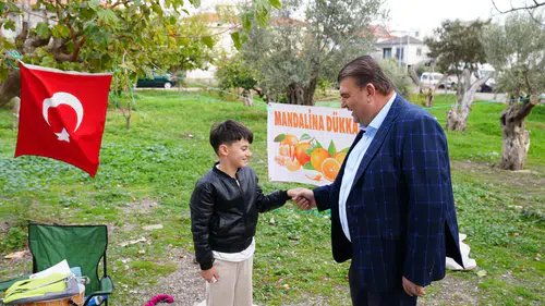 Ferit’in mandalina standı dolup taşıyor