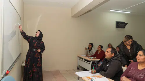 “Emojilerle konuşuyorduk, şimdi okuma yazma öğreniyoruz”