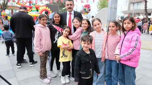 Dikili’de 23 Nisan Coşkusu Sokaklara Taştı