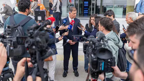 Başkan Tugay: Binalara göz koymak yerine yapacağınız tonla iş var