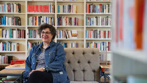 İspanyol kadın Cumhuriyet Kütüphanesi’nin hayranı oldu