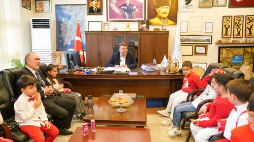 Seferihisar’da 23 Nisan coşkusu: Başkanlık koltuğu çocuklara emanet