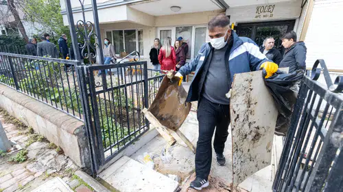 Karşıyaka Belediyesi’nden çöp eve müdahale: 3 ton atık çıkarıldı