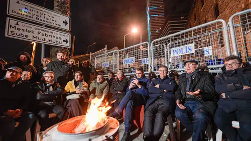 Meslek Fabrikası önünde gece nöbeti