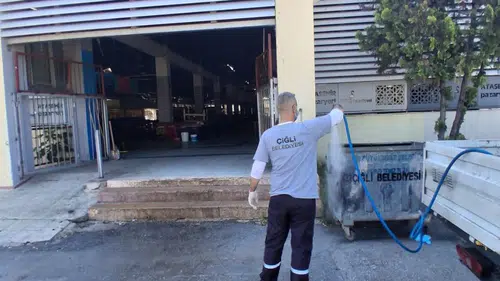 Çiğli Belediyesi Bayramda da Temizlik Mesaisine Ara Vermedi