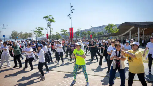 Konak'ta Anneler Günü'nde Sporla Mutlu Oldular: Dans ve Eğlence Dolu Bir Gün