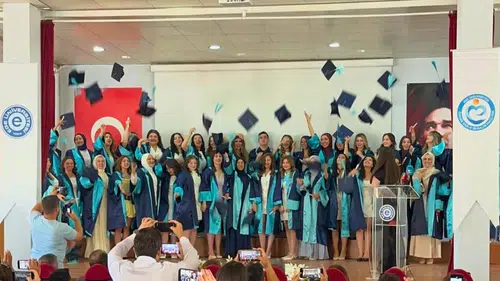 EÜ Ödemiş Sağlık Bilimleri Fakültesinde mezuniyet heyecanı