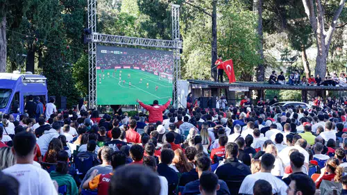 İzmir’de Dünya Kupası heyecanı meydanlara taştı