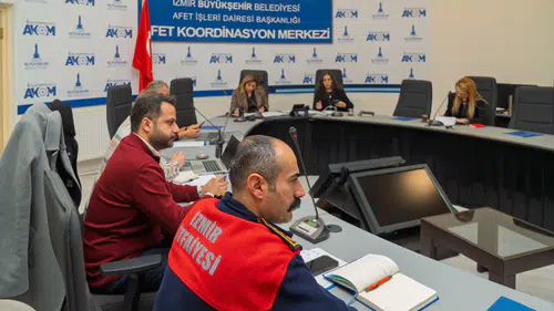 İzmir’de yağış sonrası hasar tespit ve müdahale çalışmaları devam ediyor