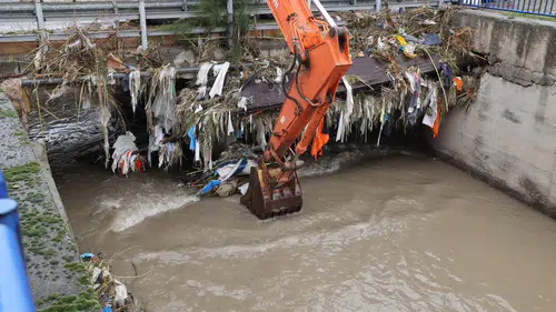 İzmir’de kuvvetli yağış alarmı: 1310 personel, 342 araç ve 200 pompa ile sahada