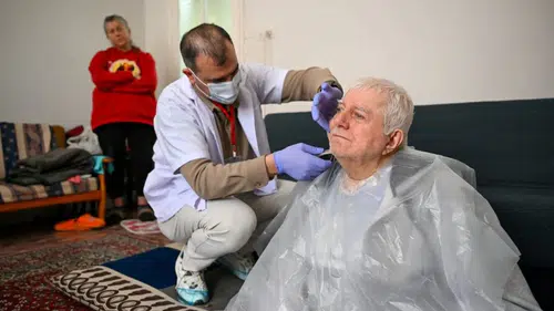 Bornova’da yaşlı ve engelliler evlerinde yalnız değil