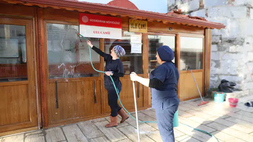 Seferihisar Belediyesi, Ramazan öncesi camilerde kapsamlı temizlik ve bakım çalışmaları başlattı.