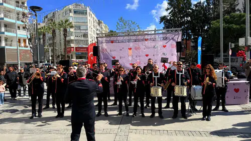 Aşkın melodileri Alsancak’ta yükseldi
