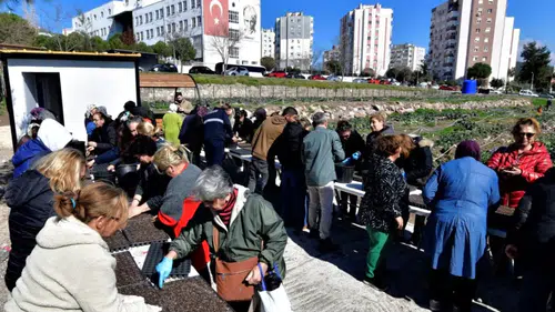 Bornova'nın Kent Bostanları'nda yaz mesaisi: Toprak kadınlarla canlanıyor