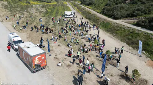 Başkan Tugay çocuklara verdiği sözü tuttu, fidanlar toprakla buluştu